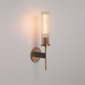 Aplique de pared cilíndrico con acabado dorado y vidrio estriado