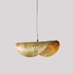 LAMPARA DEC SOMBRERO DORADO con diseño escultural