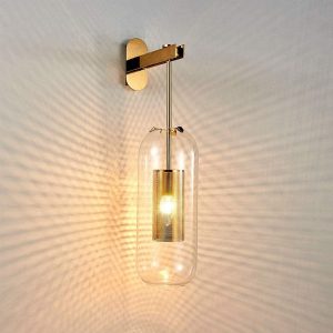 Aplique de pared de vidrio con pantalla perforada y acabado dorado