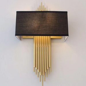 Aplique de pared de diseño de tubos en acabado dorado