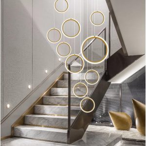 LÁMPARA DECORATIVA DOBLE ALTURA múltiples anillos dorados y luz integrada