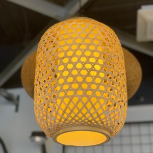 Lámpara colgante de bambú tejido con patrón hexagonal
