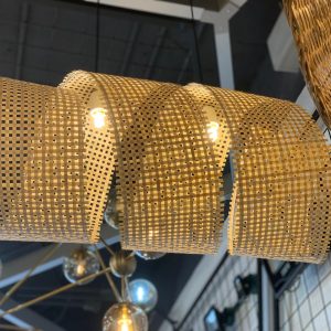 Lámpara colgante de mimbre con diseño espiral