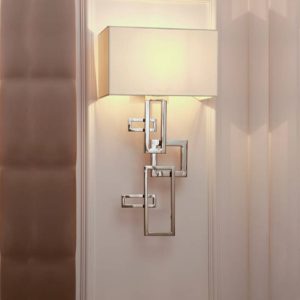 Aplique de pared con diseño geométrico y acabado cromado